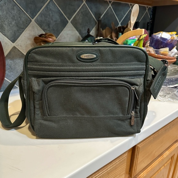 JAGUAR TRAVEL BAG LUGGAGE SMALL SHOULDER CARRY ON OVERNIGHT TRAIN POUGH DK GREEN - Picture 12 of 13